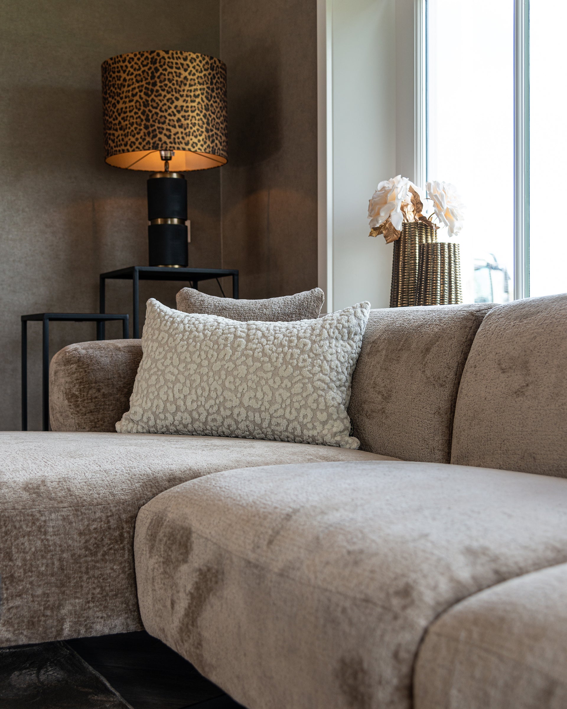S5139_TAUPE_CHENILLE+825207+-LB-0134+-LK-0054+-VA-0256+-VA-0257+SETTING_1.jpg